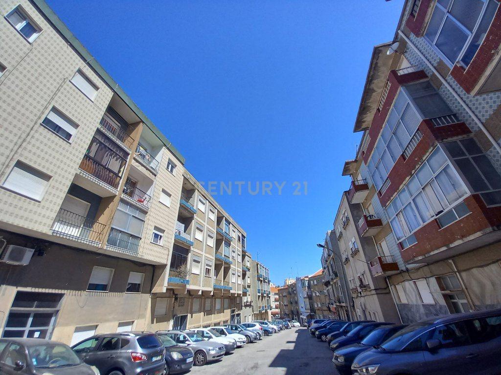 Renovação Exclusiva: Apartamento de 3 Assoalhadas Próximo ao Bairro Afonso Costa em Setúbal - Image 28