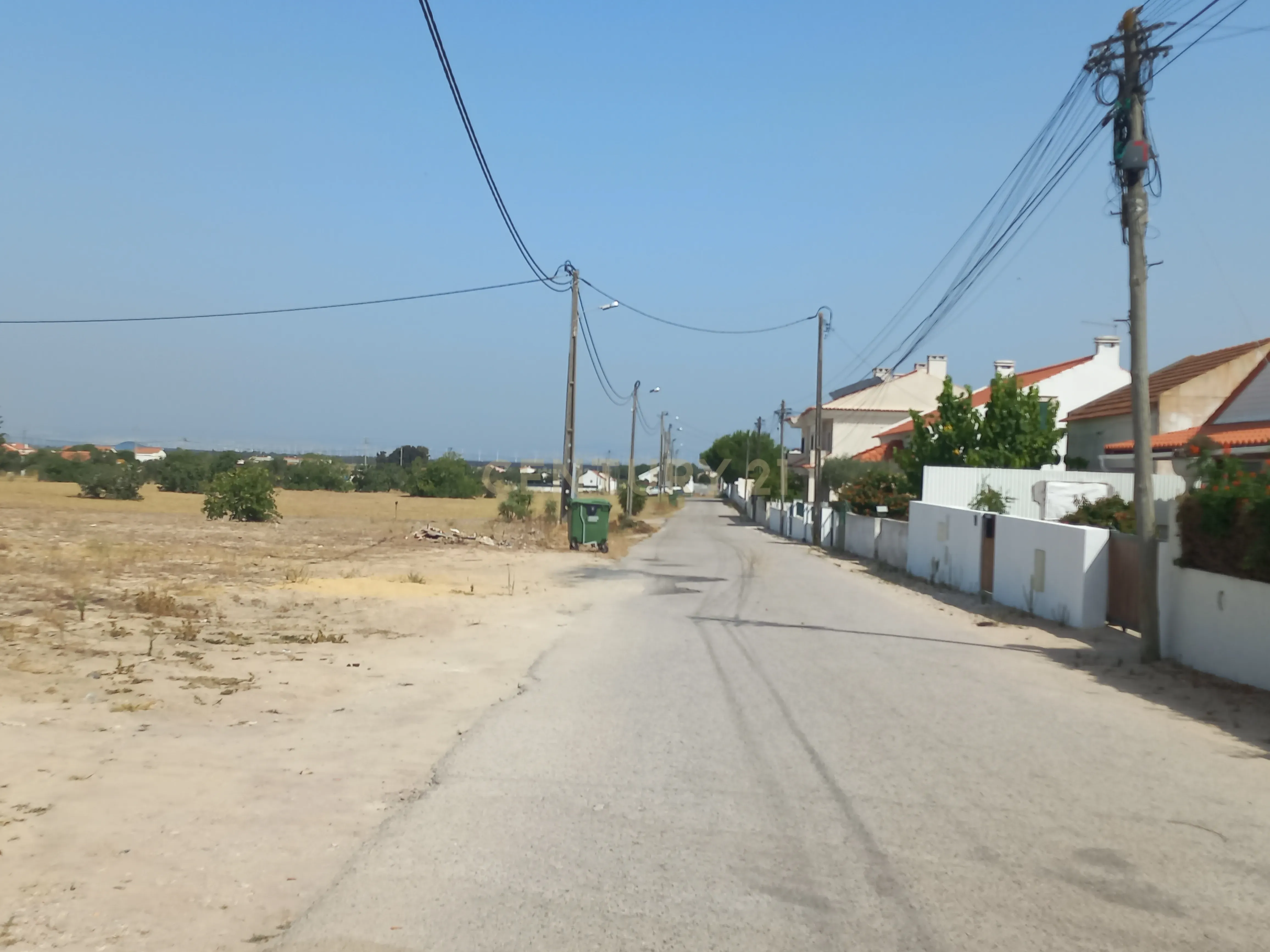 Terreno com 6.694m2 Situado a: 3 km do centro do Montijo. Com potencialidade de construção - Image 1