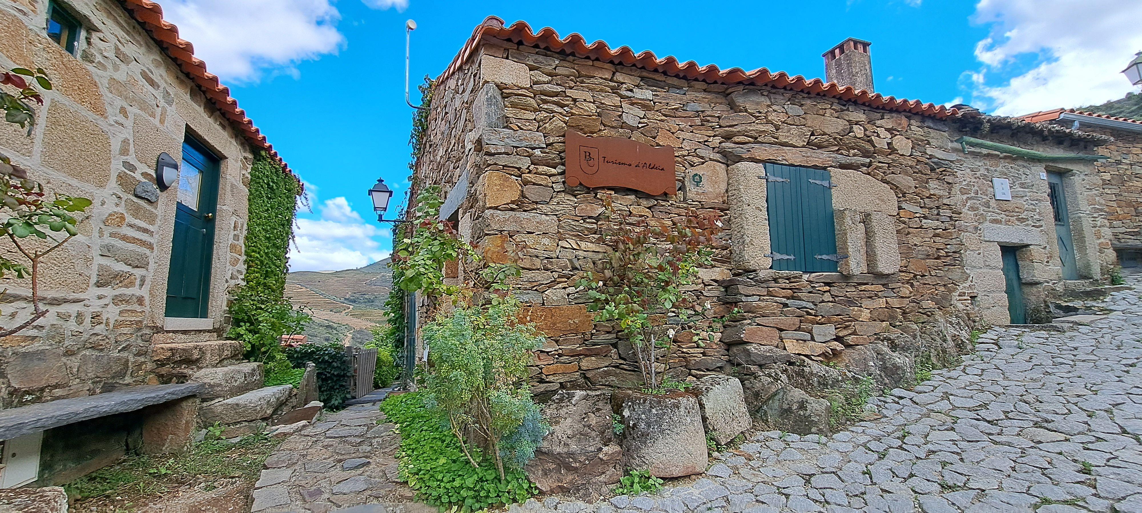 Empreendimento turístico localizado na aldeia de Murça, perto de Vila Nova de Foz Côa , inserido nas paisagens do Rio Douro. - Image 4