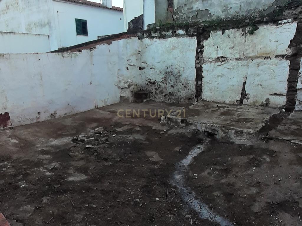 Moradia com quintal para remodelação em Viana do Alentejo - Image 5