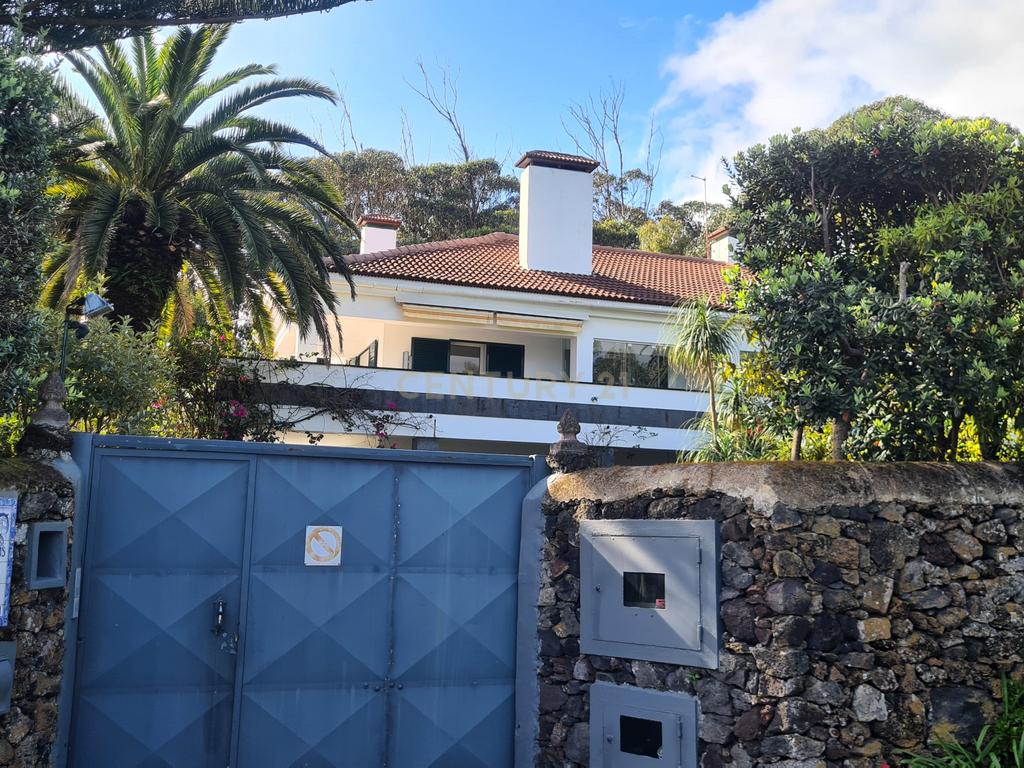 Propriedade Exclusiva na Caloura, São Miguel – Localização Privilegiada com Licença AL - Image 2