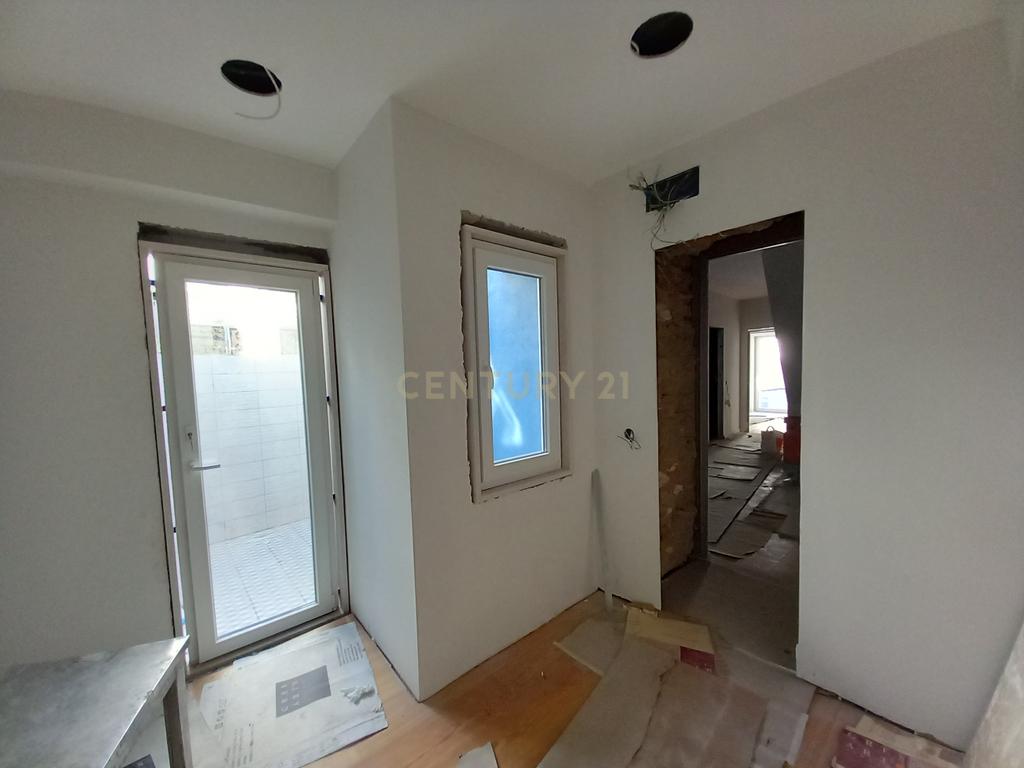 T2 NOVO COM TERRAÇO NA ZONA HISTÓRICA DO SEIXAL - Image 1