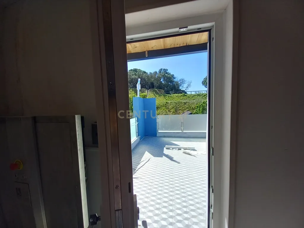 T2 NOVO COM PISCINA NA ZONA HISTÓRICA DO SEIXAL - Image 2