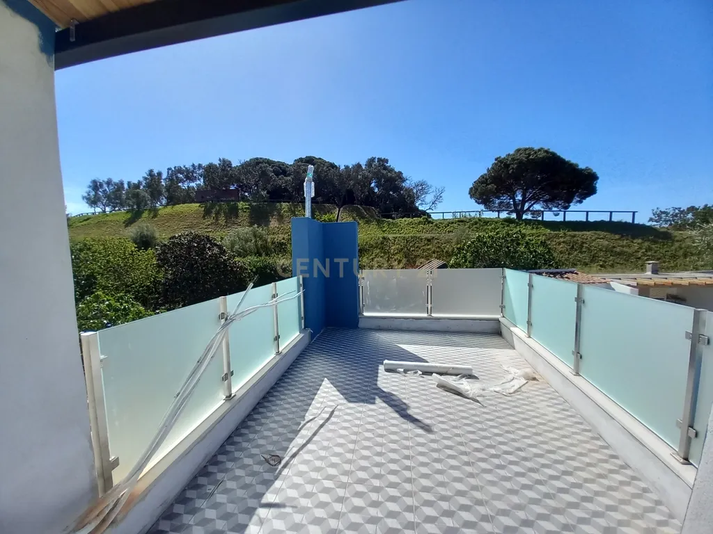 Apartamento com Terraço NOVO na Zona Histórica do Seixal - Image 1