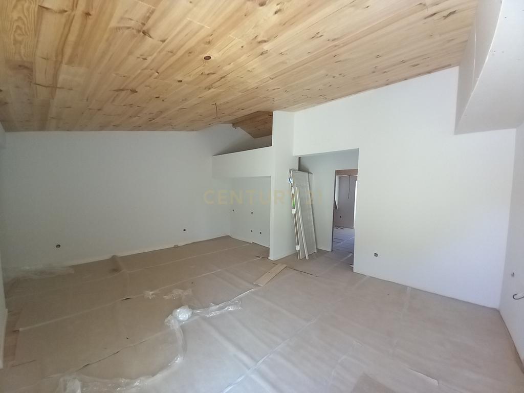 Apartamento com Terraço NOVO na Zona Histórica do Seixal - Image 4