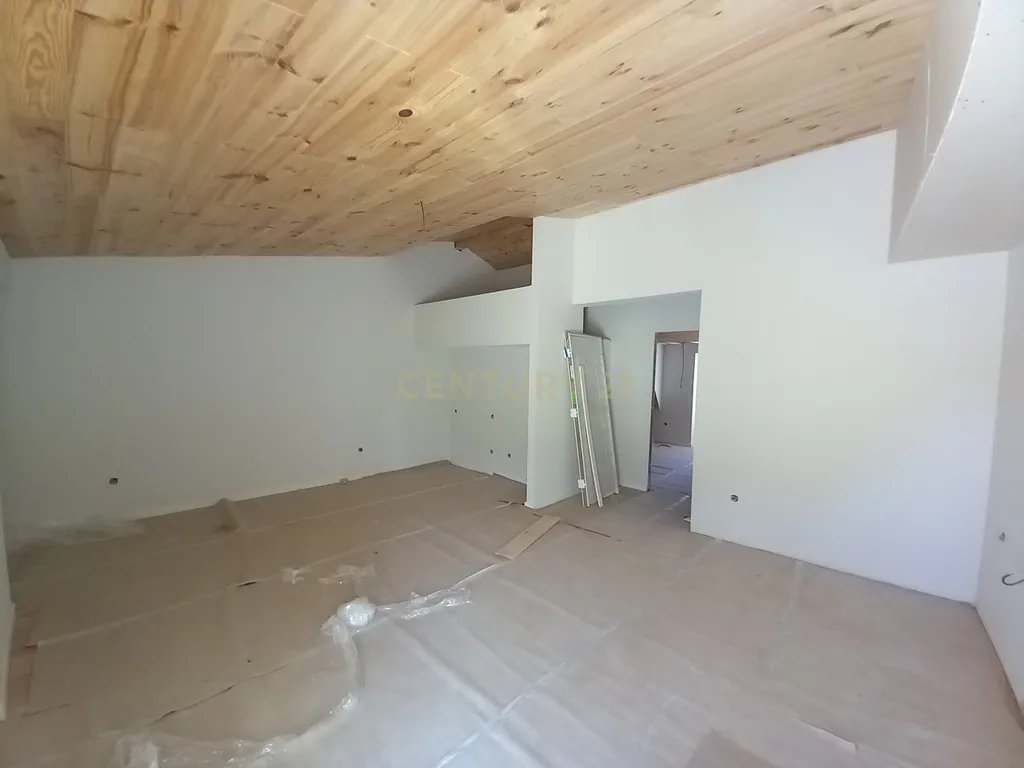 Apartamento com Terraço NOVO na Zona Histórica do Seixal - Image 4
