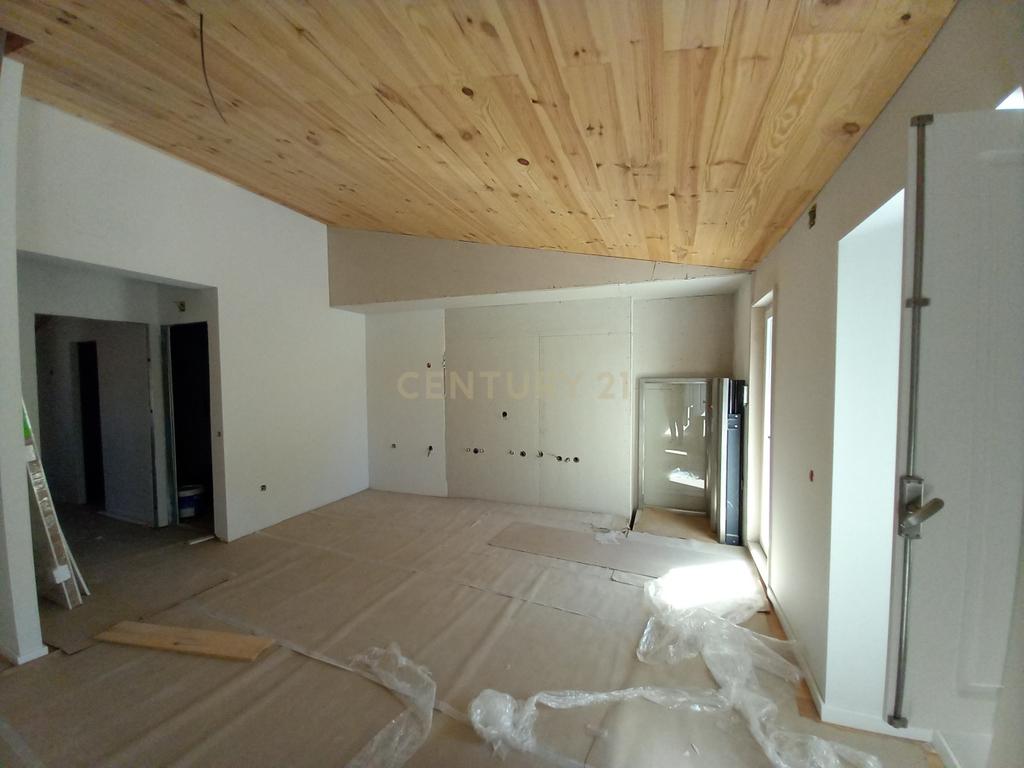 Apartamento com Terraço NOVO na Zona Histórica do Seixal - Image 5