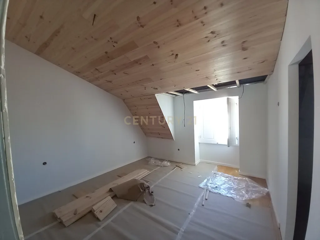 Apartamento com Terraço NOVO na Zona Histórica do Seixal - Image 7
