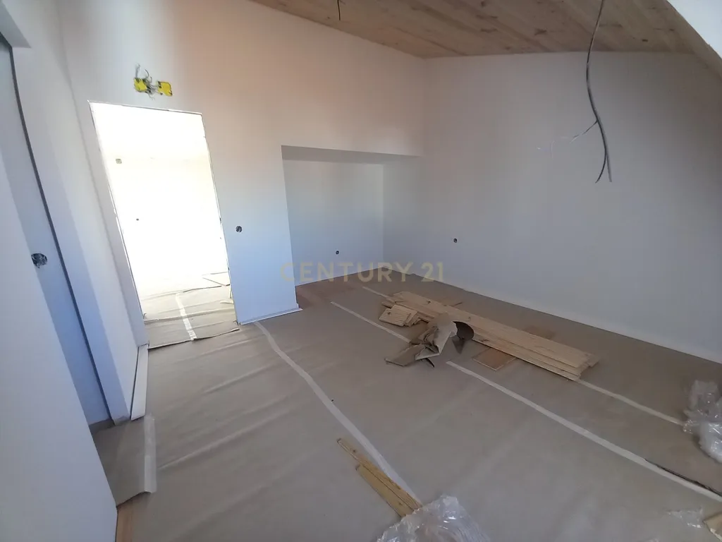 Apartamento com Terraço NOVO na Zona Histórica do Seixal - Image 8