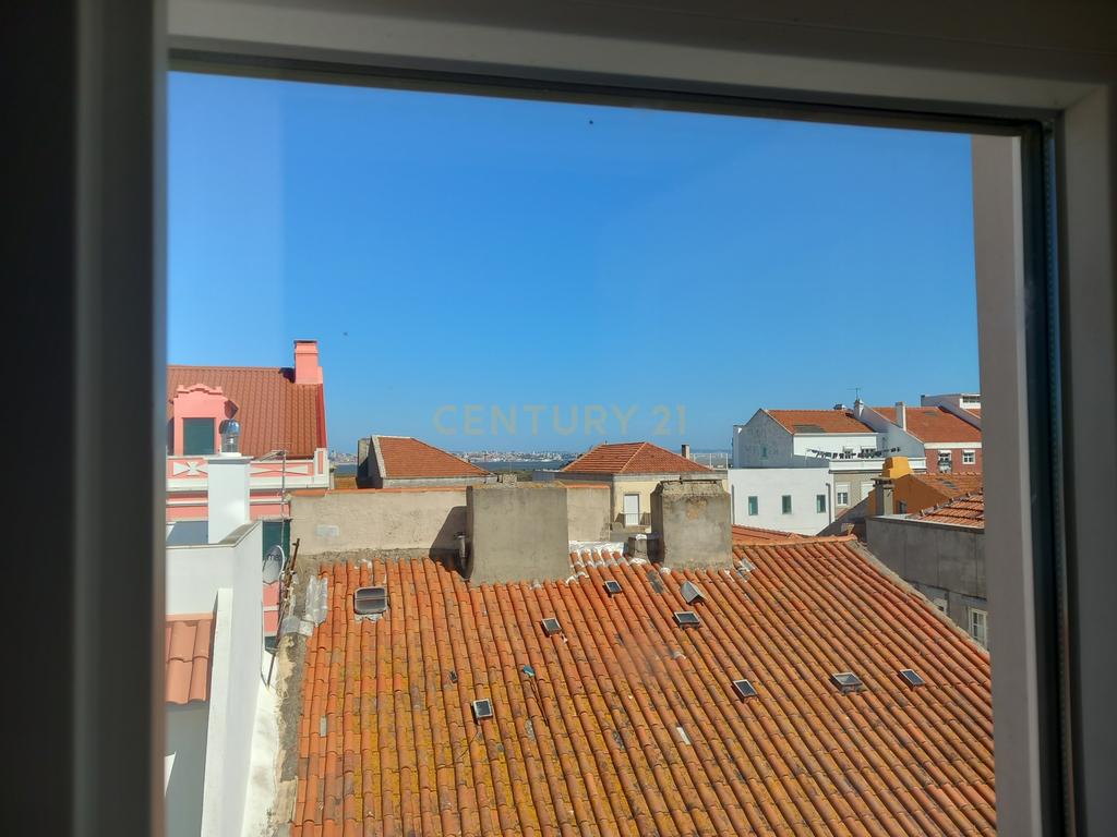 Apartamento com Terraço NOVO na Zona Histórica do Seixal - Image 11