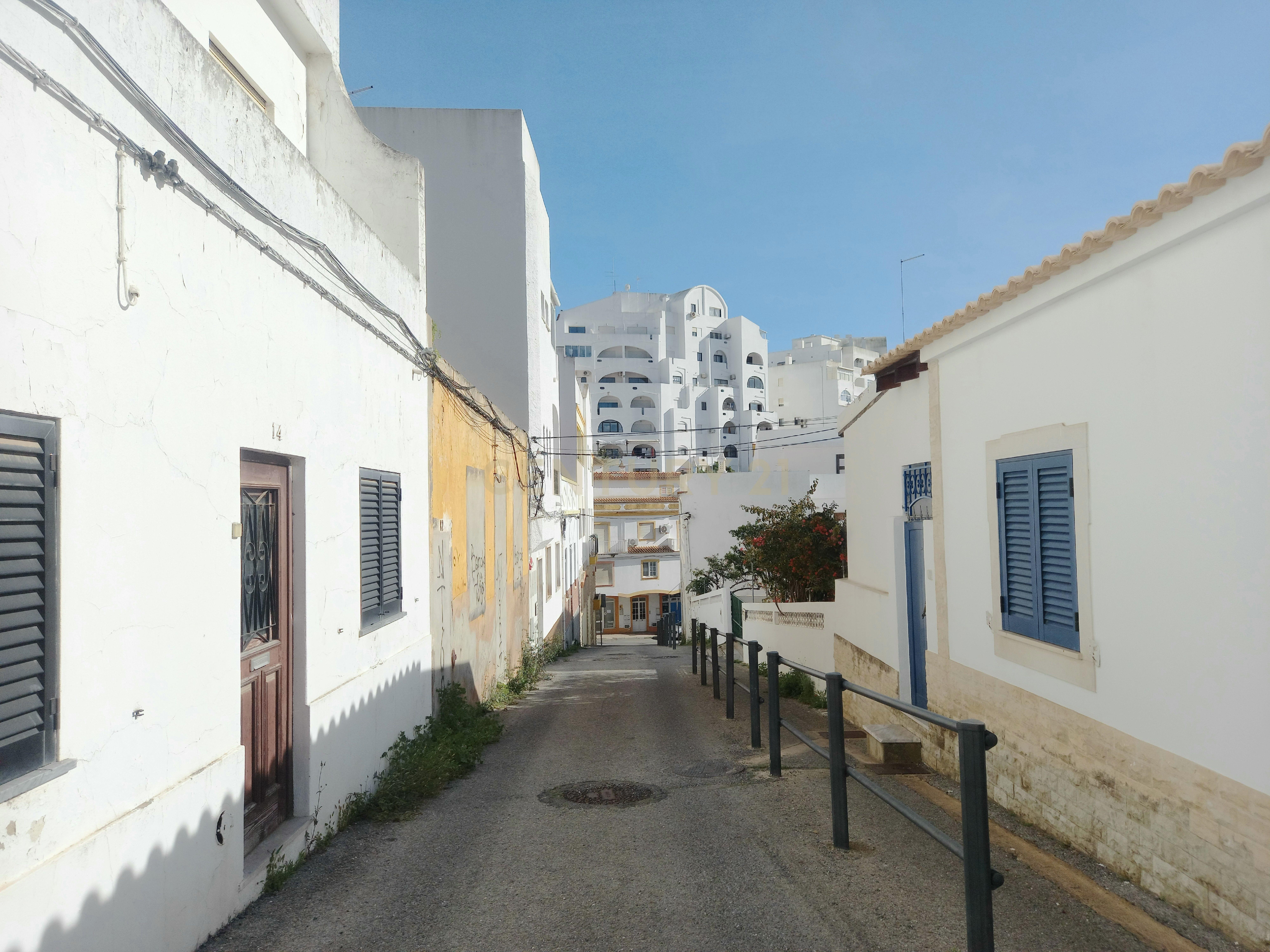Vista mar terreno urbano com ruina - Image 2