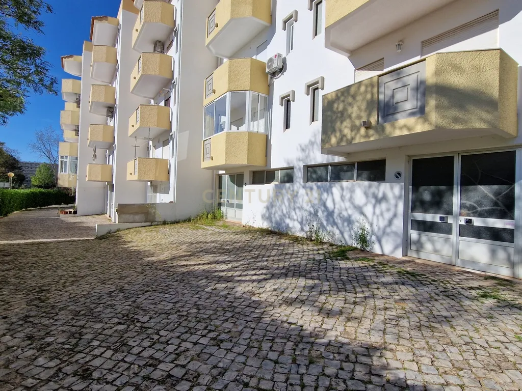 🏠 Oportunidade Única: Garagem de 168m² no Centro da Vila dos Olhos de Água, Albufeira! - Image 1