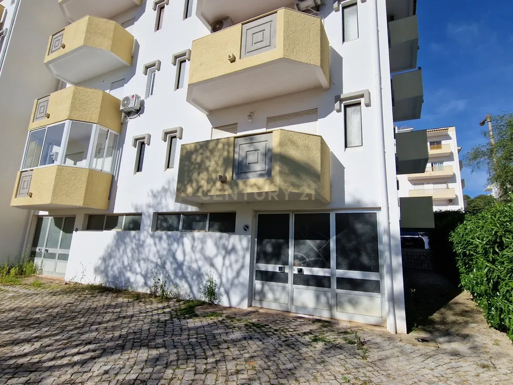 🏠 Oportunidade Única: Garagem de 168m² no Centro da Vila dos Olhos de Água, Albufeira! - Image 3