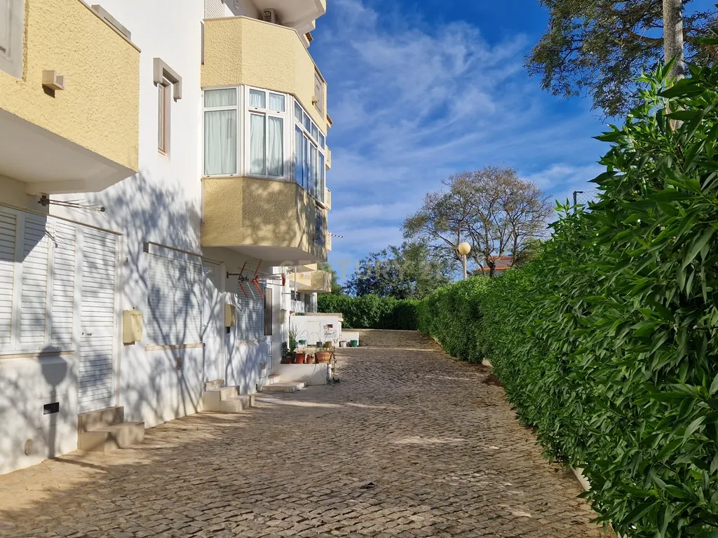 🏠 Oportunidade Única: Garagem de 168m² no Centro da Vila dos Olhos de Água, Albufeira! - Image 5