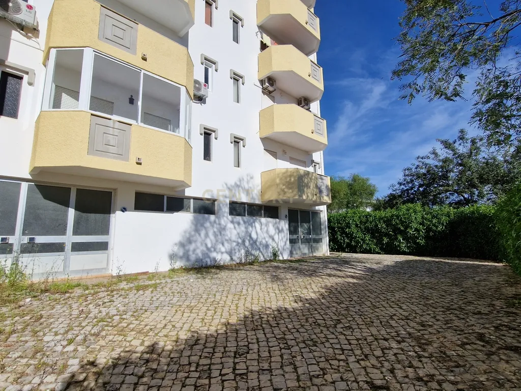 🏠 Oportunidade Única: Garagem de 168m² no Centro da Vila dos Olhos de Água, Albufeira! - Image 2