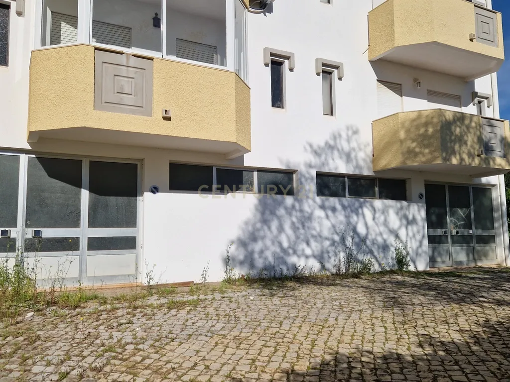 🏠 Oportunidade Única: Garagem de 168m² no Centro da Vila dos Olhos de Água, Albufeira! - Image 4