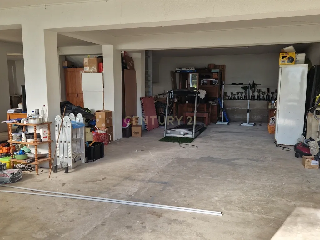 🏠 Oportunidade Única: Garagem de 168m² no Centro da Vila dos Olhos de Água, Albufeira! - Image 6