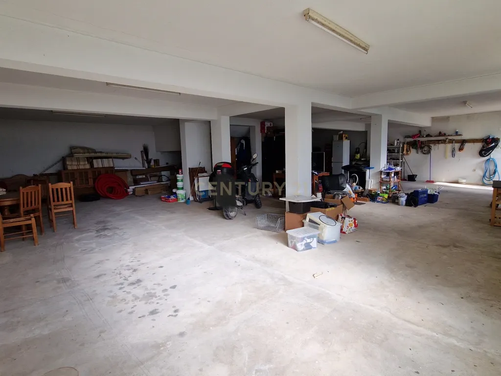🏠 Oportunidade Única: Garagem de 168m² no Centro da Vila dos Olhos de Água, Albufeira! - Image 7