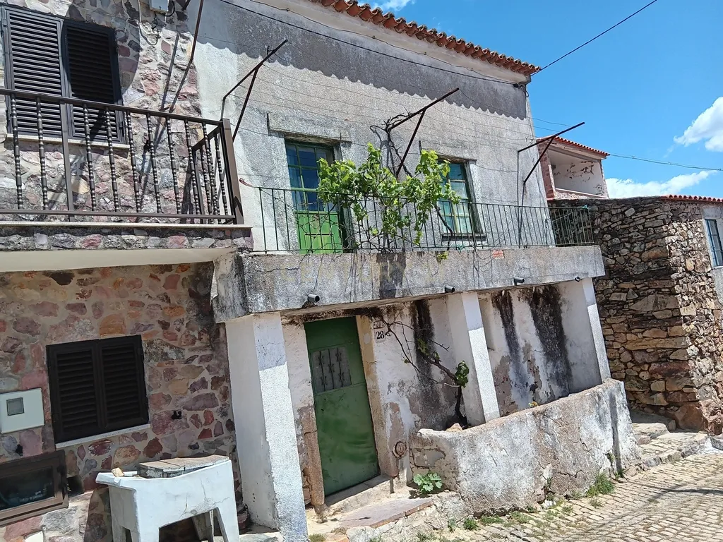 Moradia para reconstruir Penha Garcia - Image 1