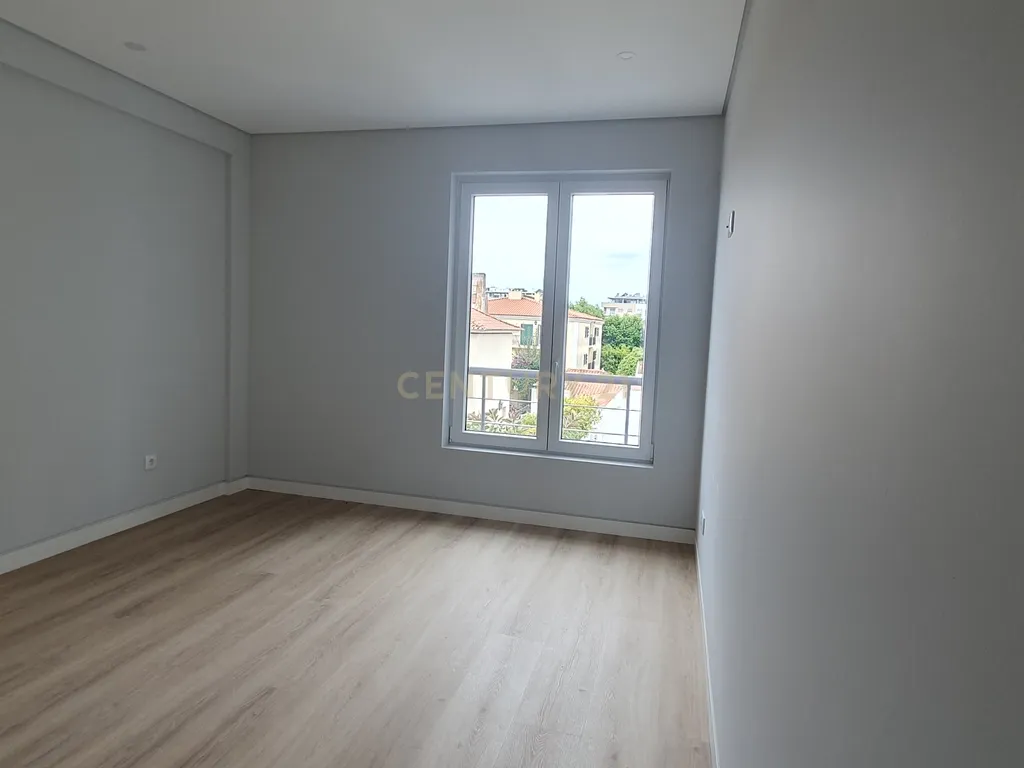 Magnifico Apartamento Novo T3+1 Duplex em Carcavelos - Image 16