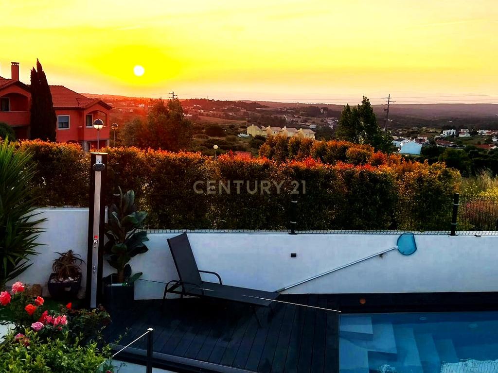 Moradia T3+2 | Sesimbra com Piscina, Jacuzzi, duas Pérgulas Bioclimáticas e muito mais. - Image 110
