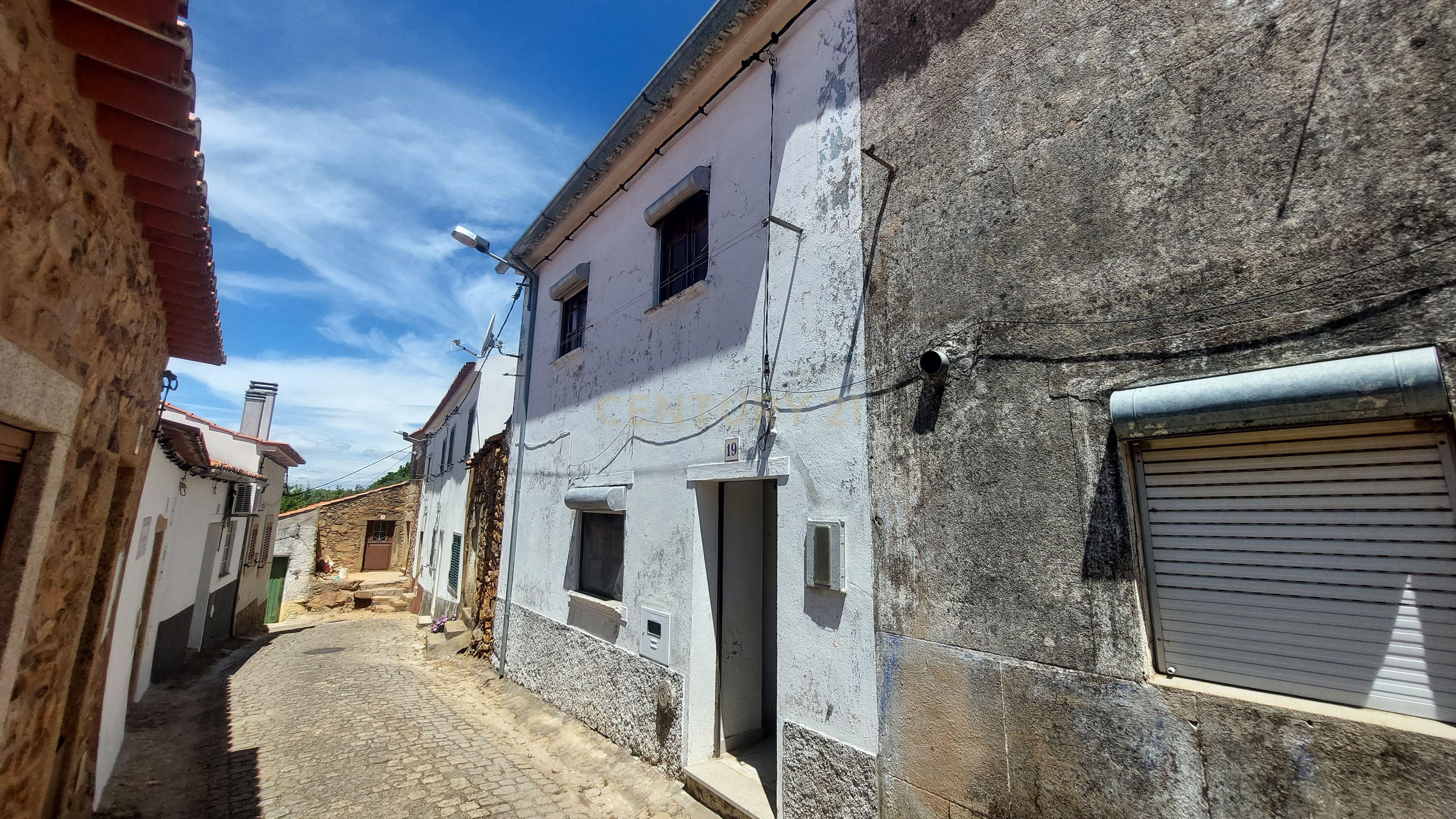 Moradia em banda em venda em Penha Garcia - Image 1