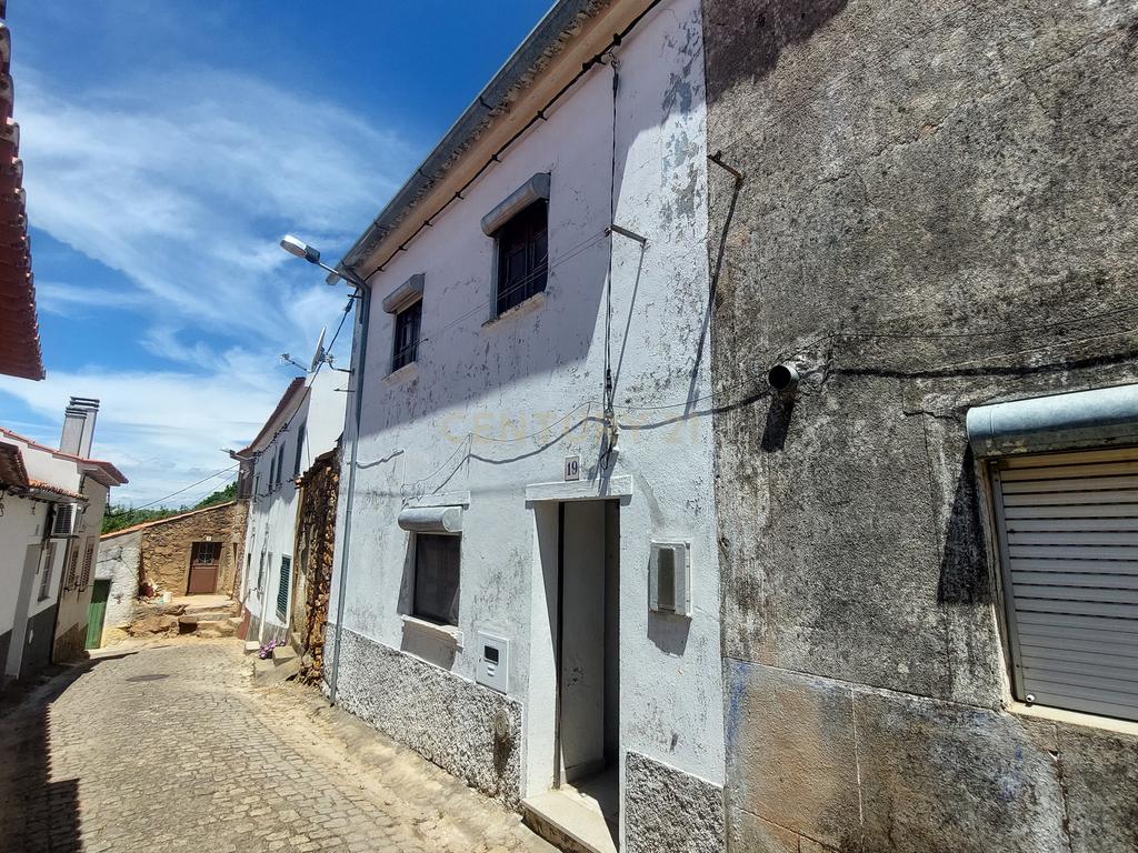 Moradia em banda em venda em Penha Garcia - Image 1