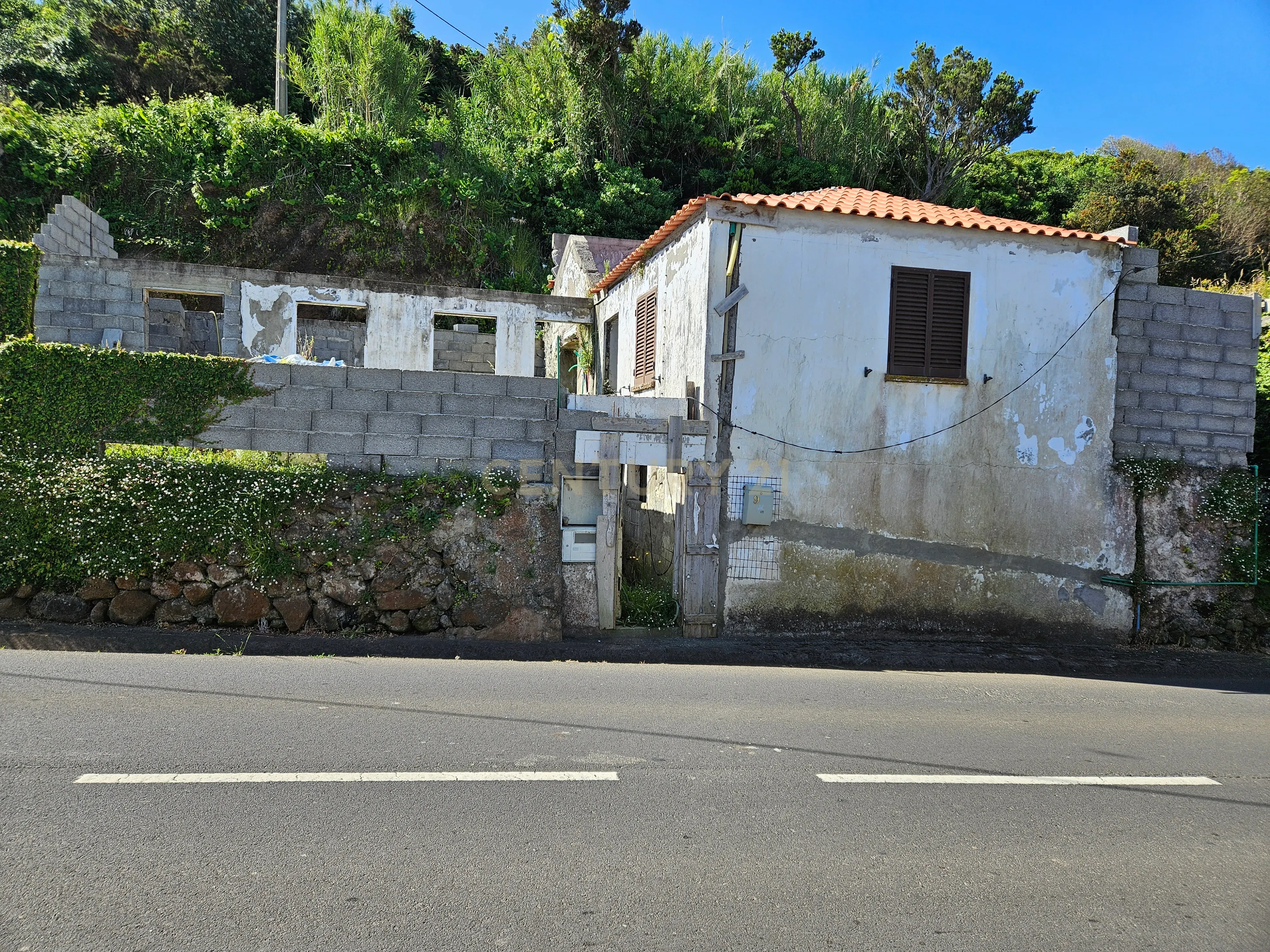 Casa Antiga para Recuperação em Quatro Ribeiras - 51.000€ - Image 1