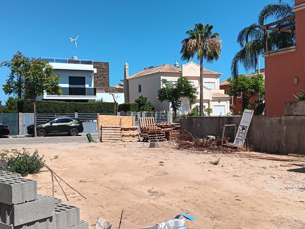 Lote para construção de moradia na Urbanização Encosta da Ria no Montenegro - Image 2