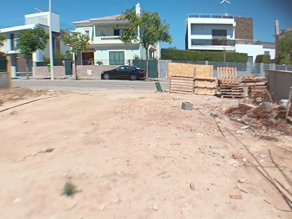 Lote para construção de moradia na Urbanização Encosta da Ria no Montenegro - Image 1