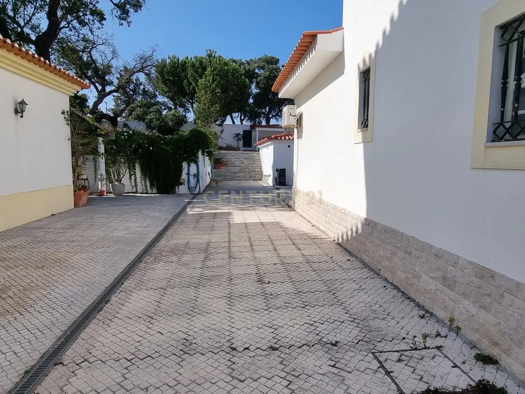 Moradia T4 com anexo na urbanização Vale da Rosa, em Setúbal - Image 9