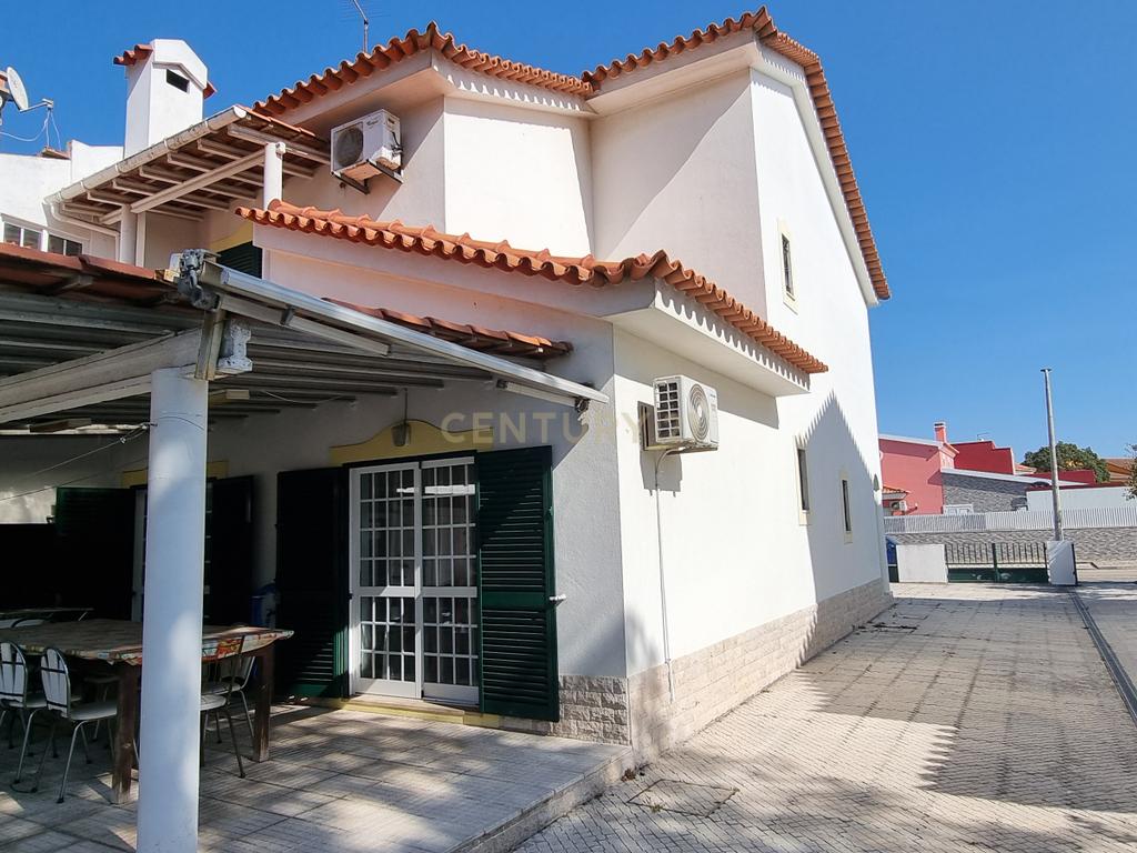 Moradia T4 com anexo na urbanização Vale da Rosa, em Setúbal - Image 2
