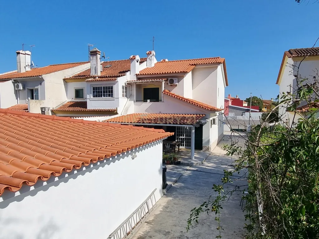 Moradia T4 com anexo na urbanização Vale da Rosa, em Setúbal - Image 1