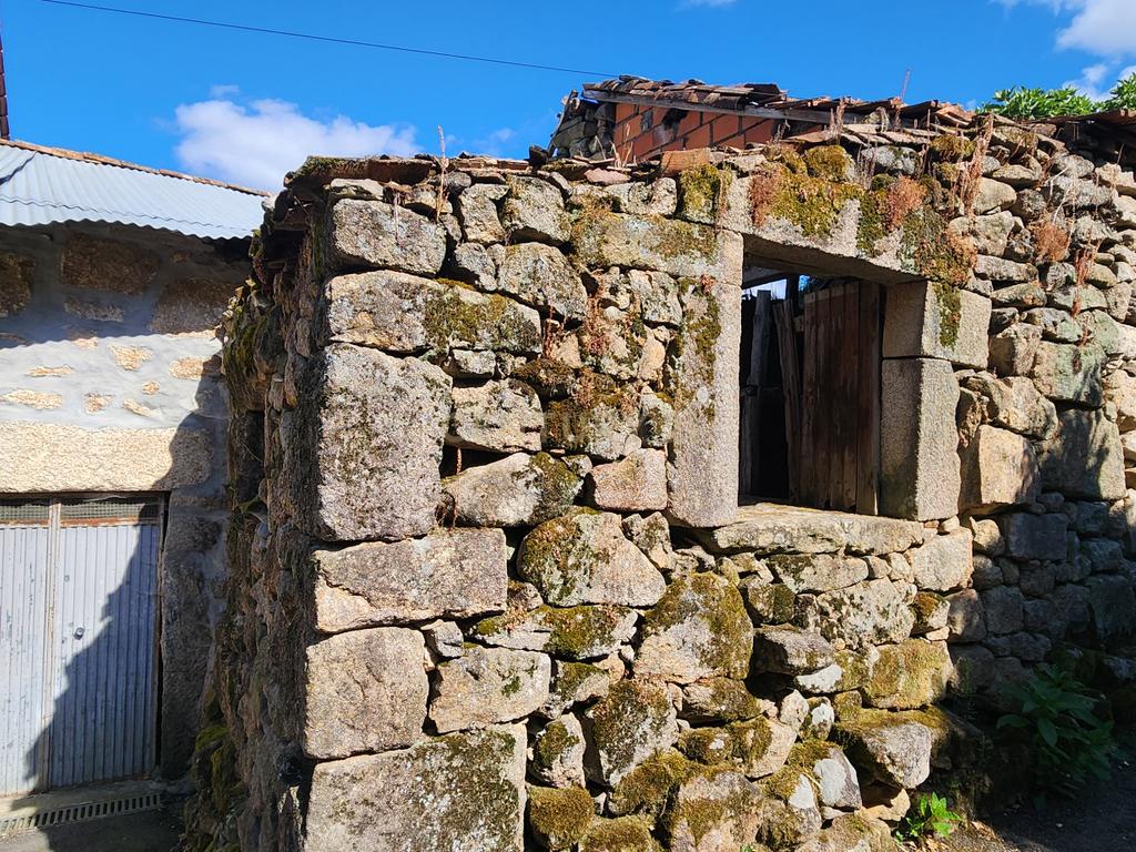 Moradia para reconstruir em Coutos de Viseu - Image 2