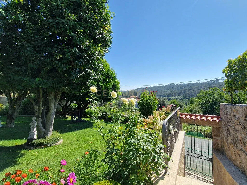 Propriedade Singular: 3 Apartamentos, Jardim Deslumbrante e Espaços para Investimento e Alojamento Local! - Image 27