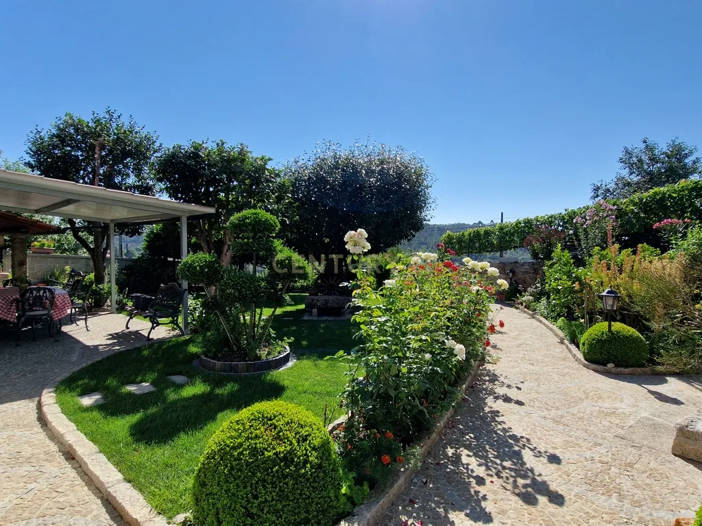 Propriedade Singular: 3 Apartamentos, Jardim Deslumbrante e Espaços para Investimento e Alojamento Local! - Image 21