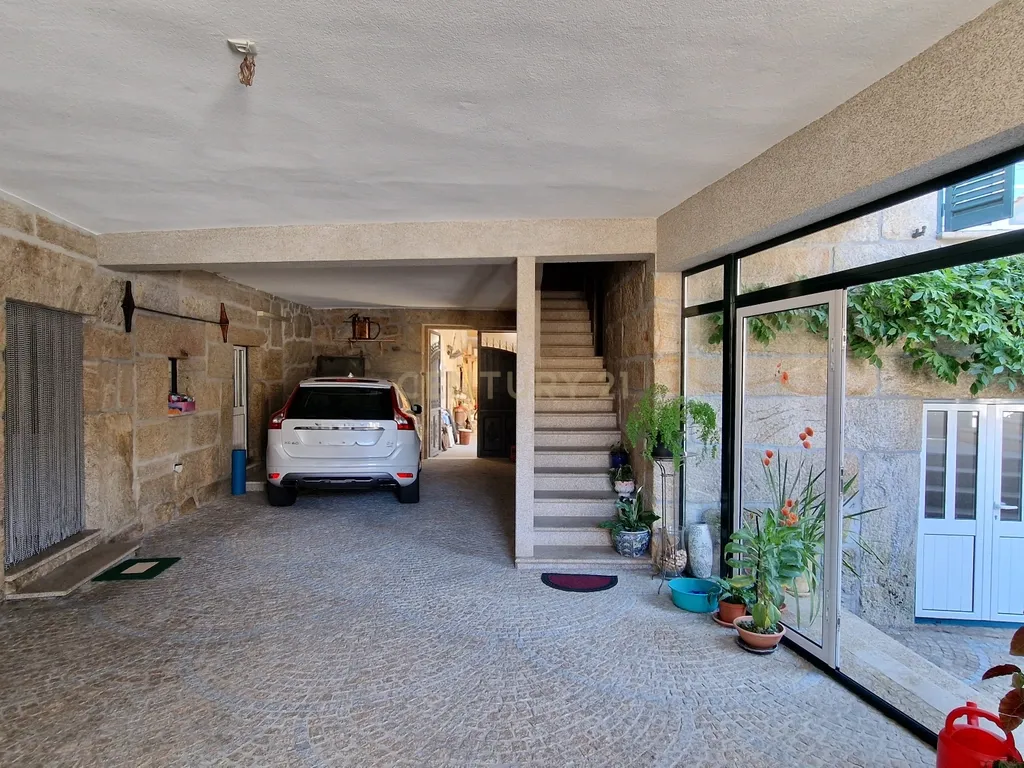 Propriedade Singular: 3 Apartamentos, Jardim Deslumbrante e Espaços para Investimento e Alojamento Local! - Image 18