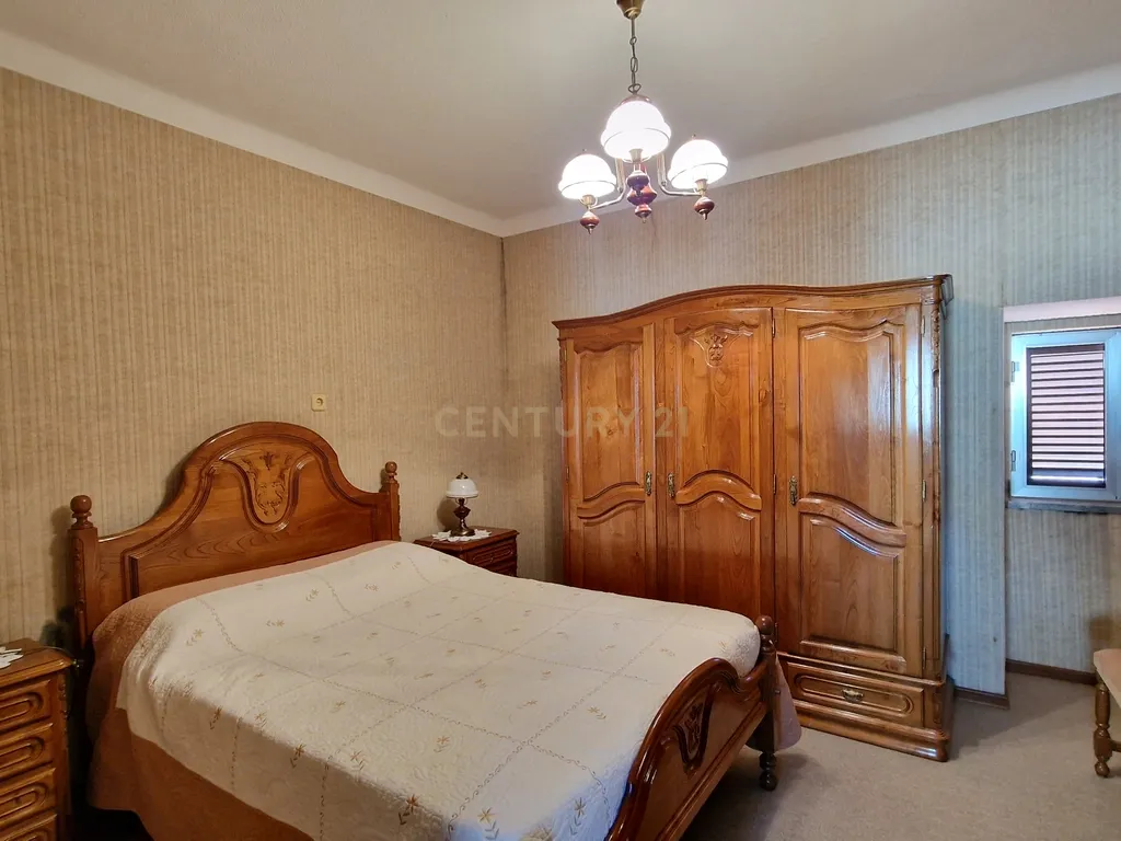 Propriedade Singular: 3 Apartamentos, Jardim Deslumbrante e Espaços para Investimento e Alojamento Local! - Image 17