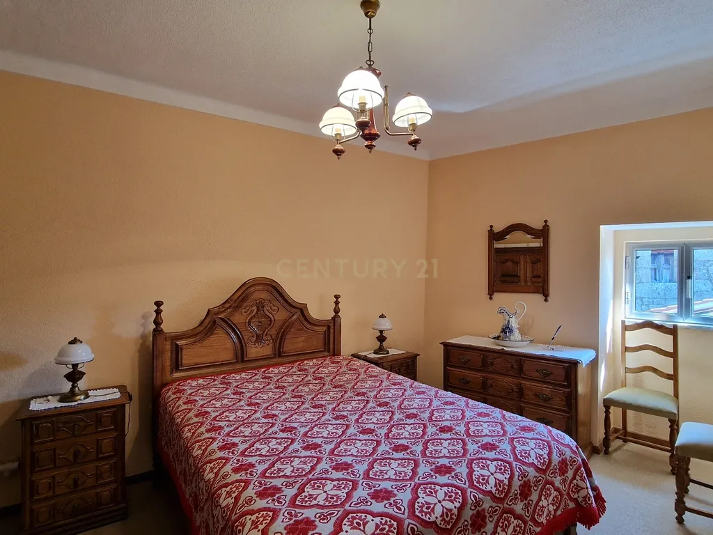Propriedade Singular: 3 Apartamentos, Jardim Deslumbrante e Espaços para Investimento e Alojamento Local! - Image 15