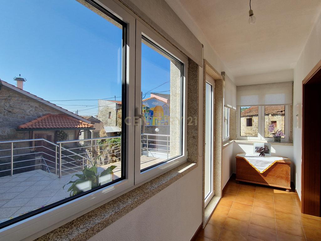 Propriedade Singular: 3 Apartamentos, Jardim Deslumbrante e Espaços para Investimento e Alojamento Local! - Image 12