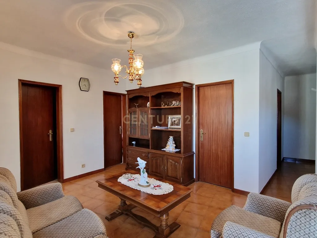 Propriedade Singular: 3 Apartamentos, Jardim Deslumbrante e Espaços para Investimento e Alojamento Local! - Image 14