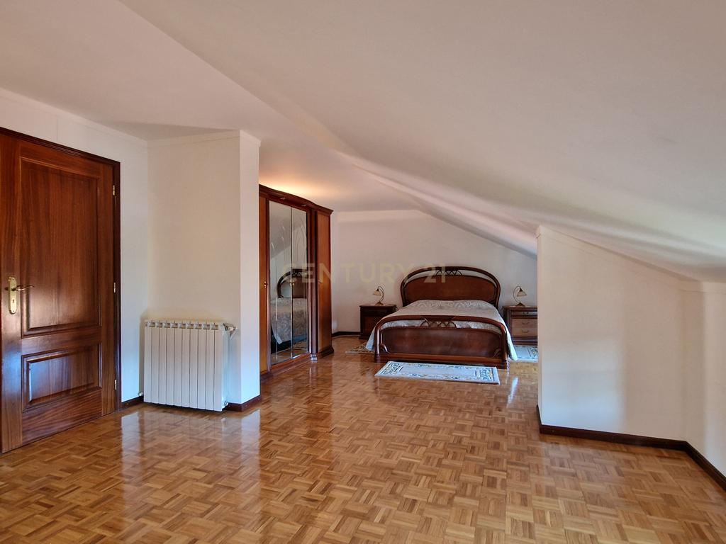 Propriedade Singular: 3 Apartamentos, Jardim Deslumbrante e Espaços para Investimento e Alojamento Local! - Image 6