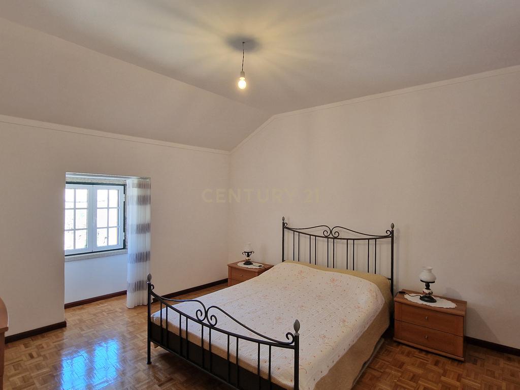 Propriedade Singular: 3 Apartamentos, Jardim Deslumbrante e Espaços para Investimento e Alojamento Local! - Image 5