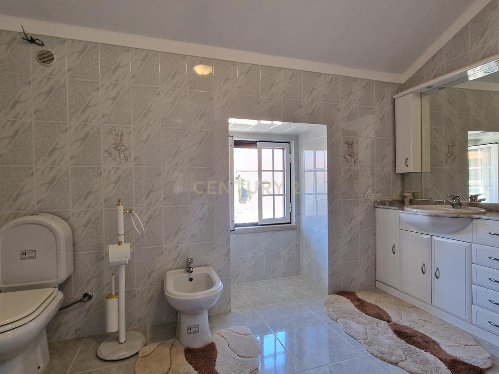 Propriedade Singular: 3 Apartamentos, Jardim Deslumbrante e Espaços para Investimento e Alojamento Local! - Image 16