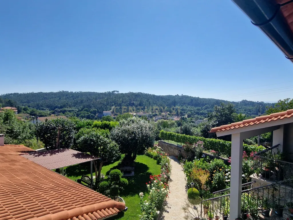 Propriedade Singular: 3 Apartamentos, Jardim Deslumbrante e Espaços para Investimento e Alojamento Local! - Image 24