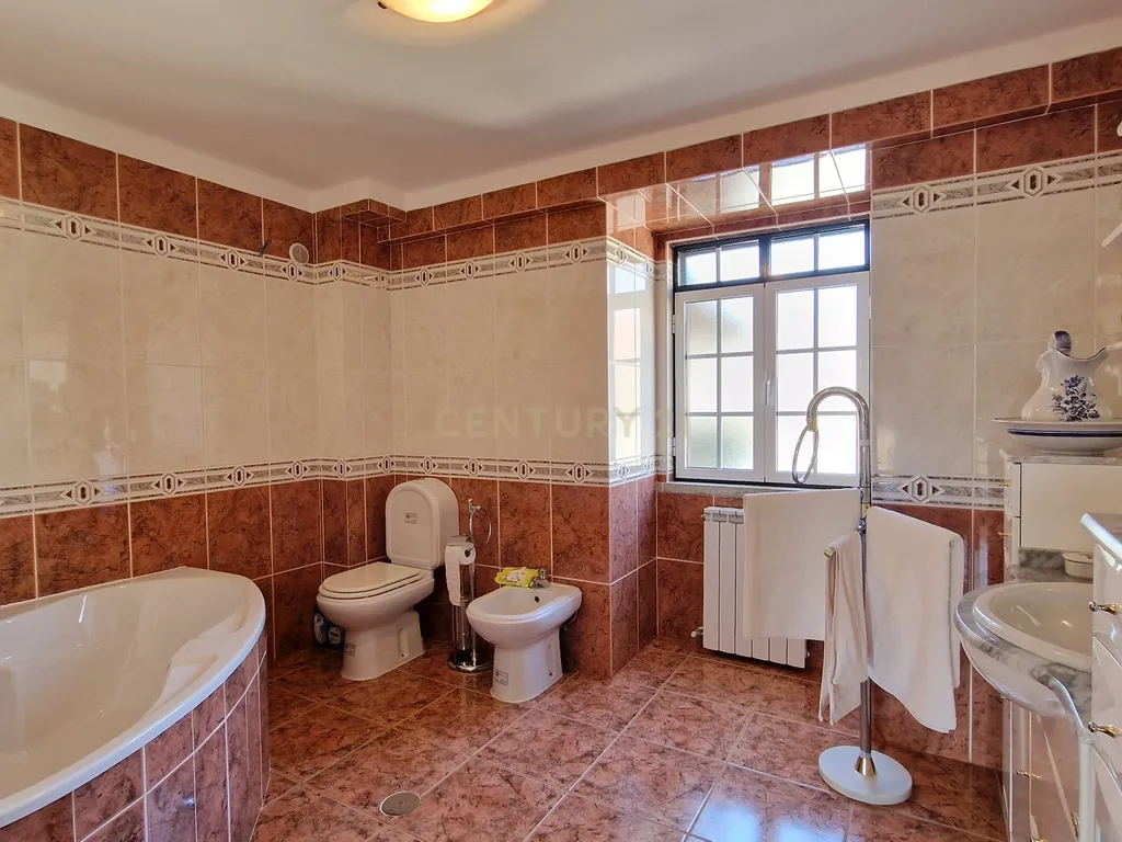 Propriedade Singular: 3 Apartamentos, Jardim Deslumbrante e Espaços para Investimento e Alojamento Local! - Image 7