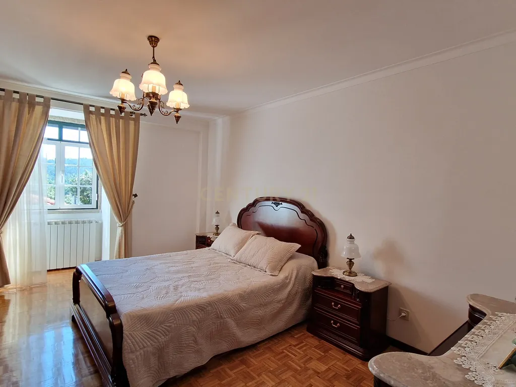 Propriedade Singular: 3 Apartamentos, Jardim Deslumbrante e Espaços para Investimento e Alojamento Local! - Image 8