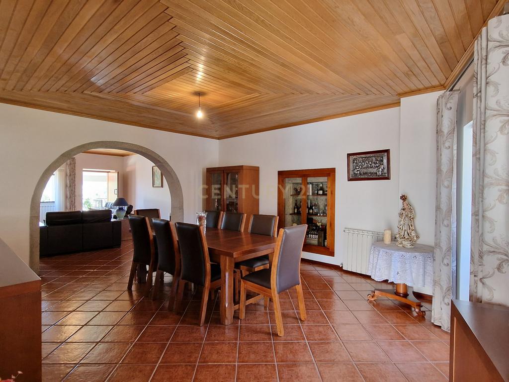 Propriedade Singular: 3 Apartamentos, Jardim Deslumbrante e Espaços para Investimento e Alojamento Local! - Image 3