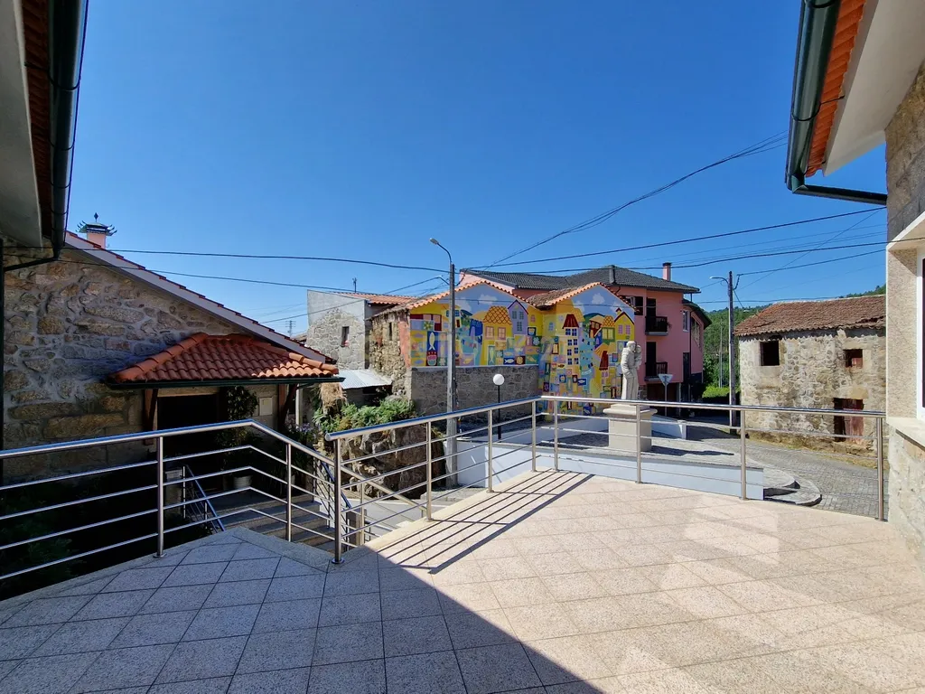 Propriedade Singular: 3 Apartamentos, Jardim Deslumbrante e Espaços para Investimento e Alojamento Local! - Image 11