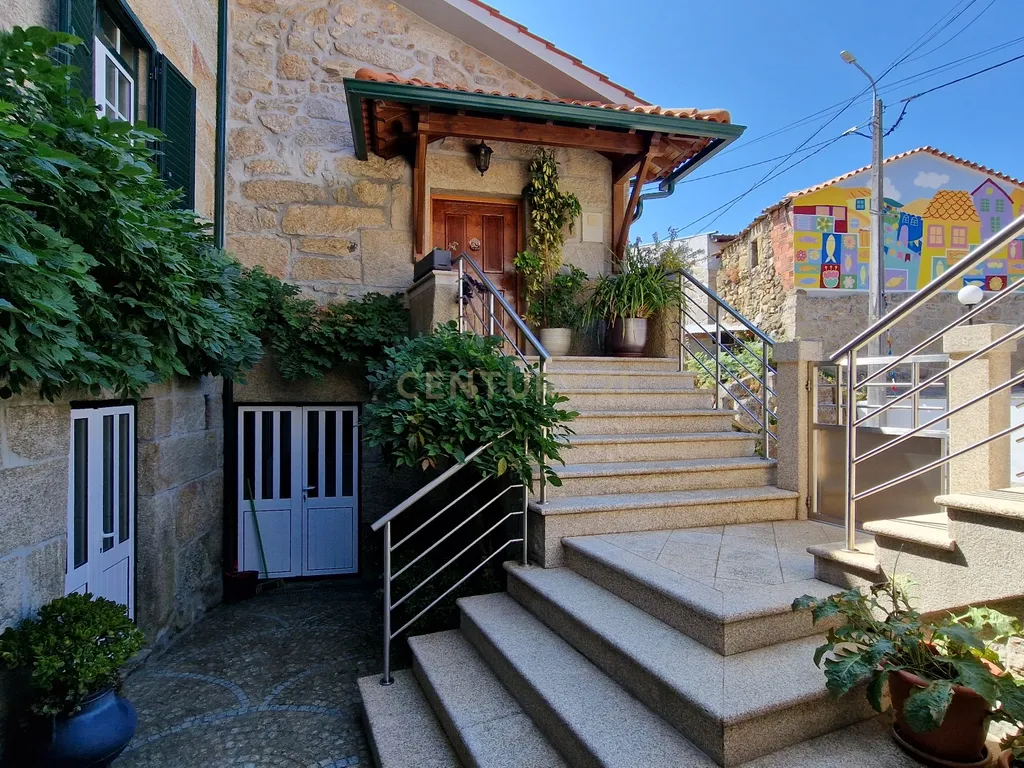 Propriedade Singular: 3 Apartamentos, Jardim Deslumbrante e Espaços para Investimento e Alojamento Local! - Image 9